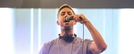 Calvin Harris durante una actuación Calvin Harris durante una actuación
