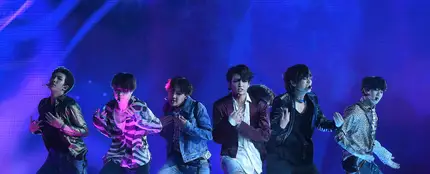 Los chicos de BTS durante una actuación Los chicos de BTS durante una actuación