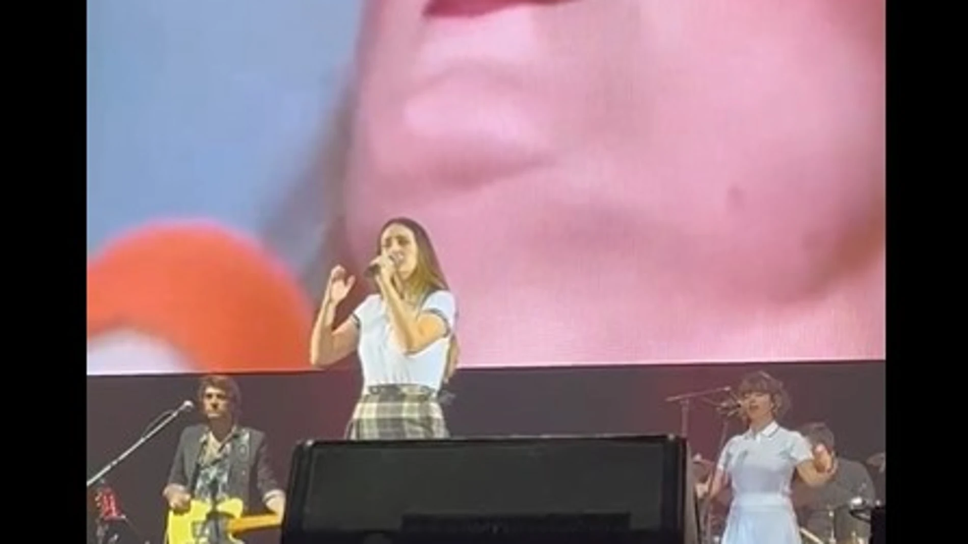Rigoberta Bandini cantó 'Lo siento mi amor' y 'Ay, mamá' en el concierto homenaje a Rocío Jurado