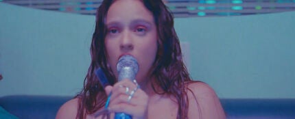 Rosal&iacute;a canta en un karaoke japon&eacute;s en el videoclip de CANDY