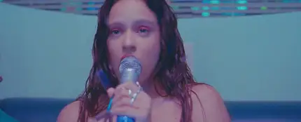 Rosalía canta en un karaoke japonés en el videoclip de CANDY Rosalía canta en un karaoke japonés en el videoclip de CANDY