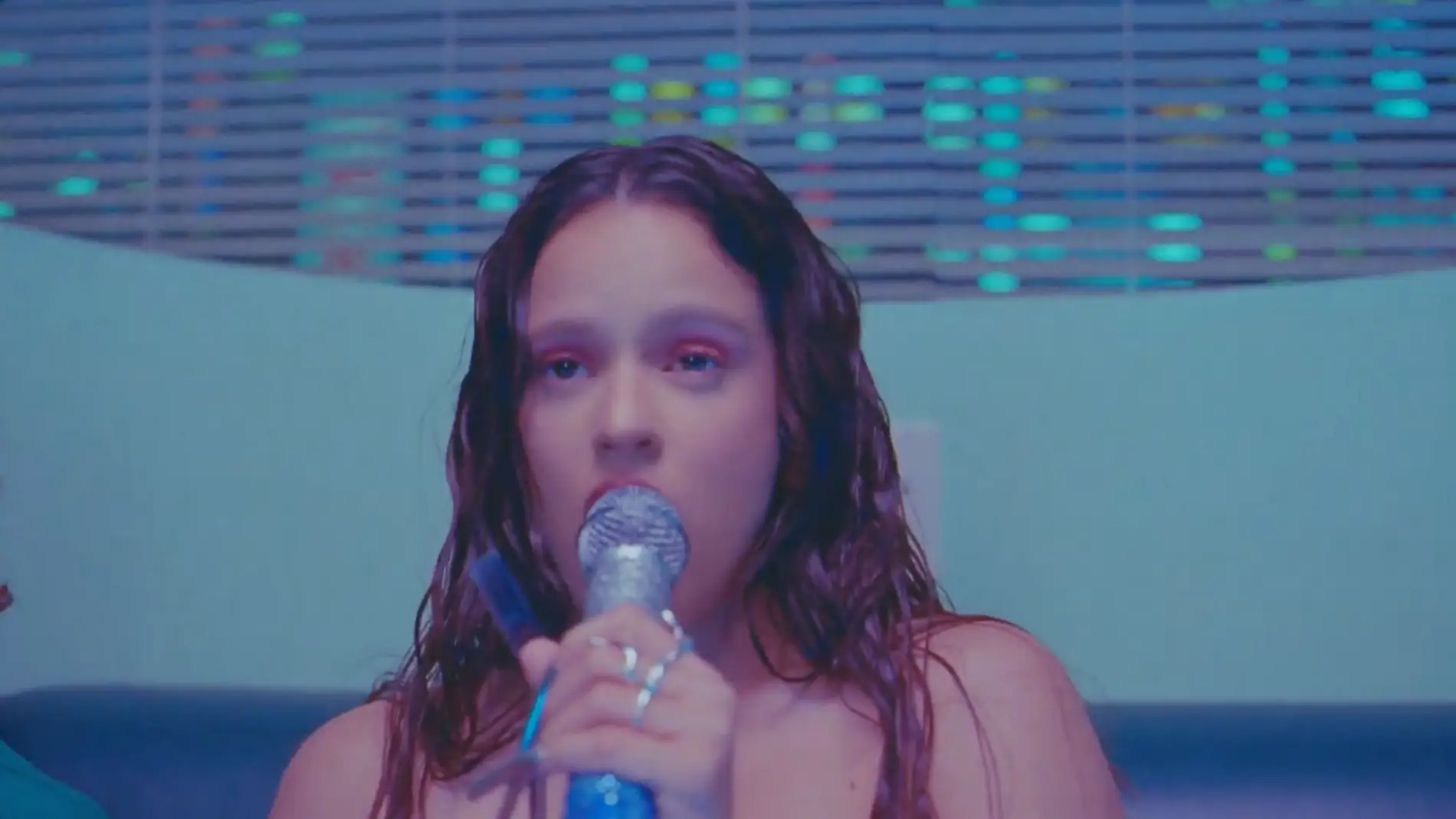 Rosalía canta en un karaoke japonés en el videoclip de CANDY
