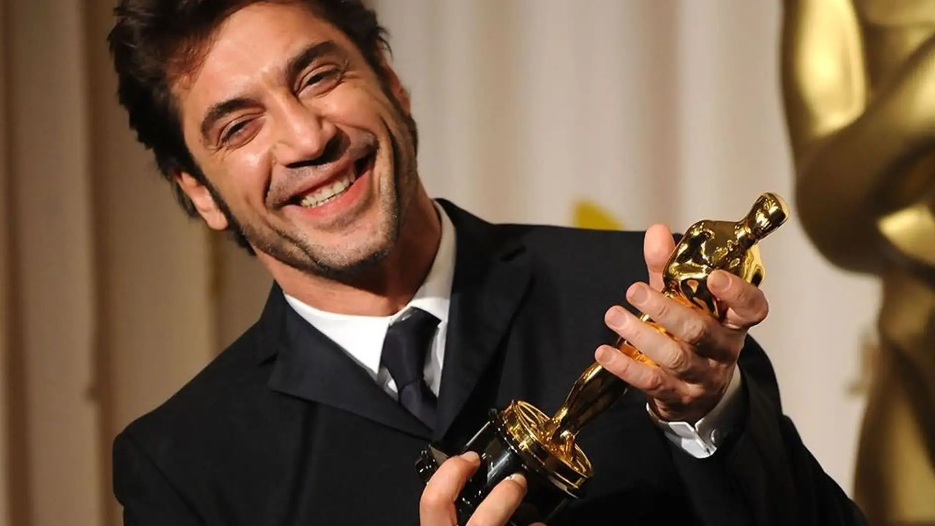 El actor Javier Bardem sostiene su Oscar al Mejor Actor de reparto en 2008 por 'No es país para viejos'