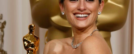 La actriz Penélope Cruz sostiene su Oscar a la Mejor Actriz de reparto de 2009 por &#39;Vicky Cristina Barcelona&#39;