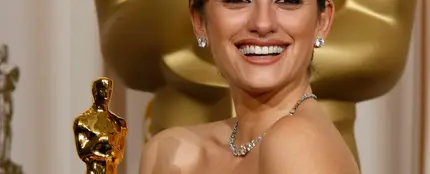 La actriz Penélope Cruz sostiene su Oscar a la Mejor Actriz de reparto de 2009 por 'Vicky Cristina Barcelona' La actriz Penélope Cruz sostiene su Oscar a la Mejor Actriz de reparto de 2009 por 'Vicky Cristina Barcelona'