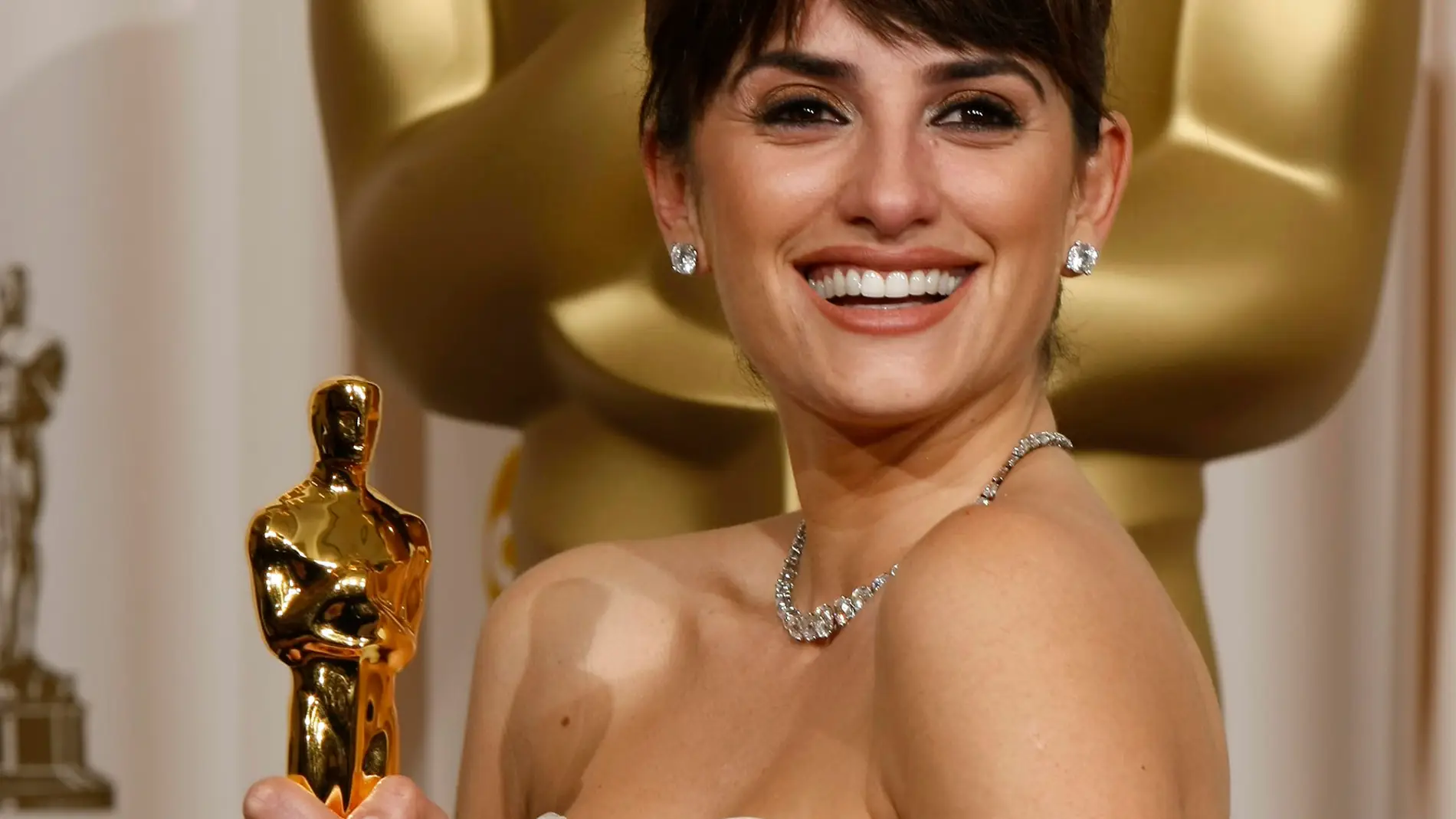 La actriz Penélope Cruz sostiene su Oscar a la Mejor Actriz de reparto de 2009 por 'Vicky Cristina Barcelona'