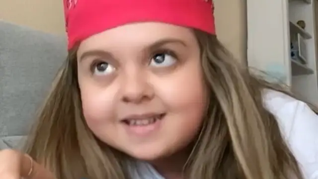 Lala Chus imita a Rosalía con su divertido 'Abcdefg' milenial