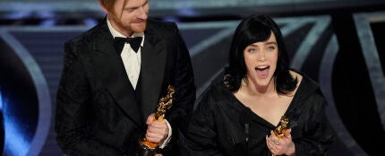 Billie Eilish y Finneas Oconnell, al recoger el Oscar a Mejor canción por &#39;No time to die&#39;