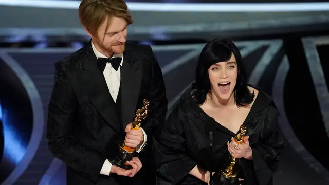 Billie Eilish y Finneas Oconnell, al recoger el Oscar a Mejor canción original por 'No time to die'