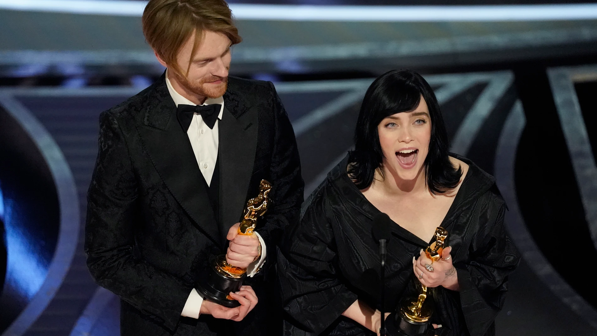 Billie Eilish y Finneas Oconnell, al recoger el Oscar a Mejor canción por 'No time to die'