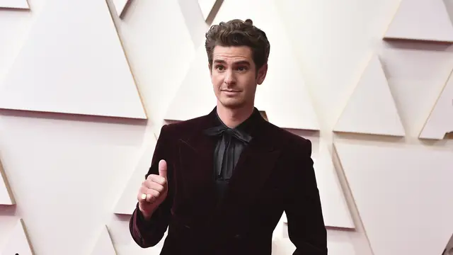 Andrew Garfield durante la alfombra roja de los Premios Oscar 2022