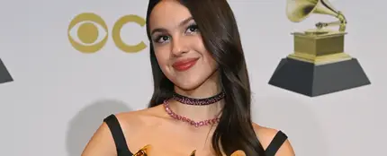 Olivia Rodrigo posa con sus tres Grammy Olivia Rodrigo posa con sus tres Grammy