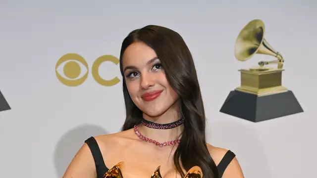 Olivia Rodrigo posa con sus tres Grammy