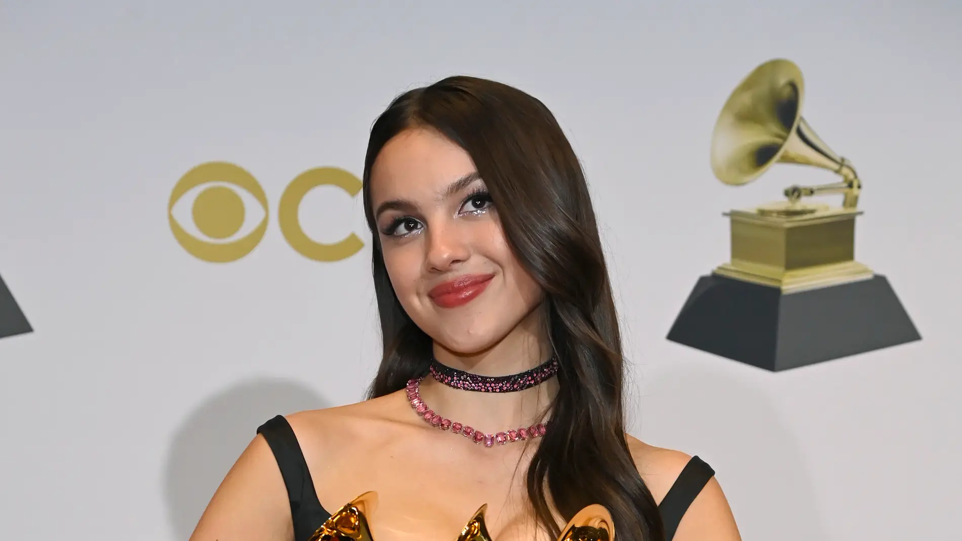 Olivia Rodrigo posa con sus tres Grammy