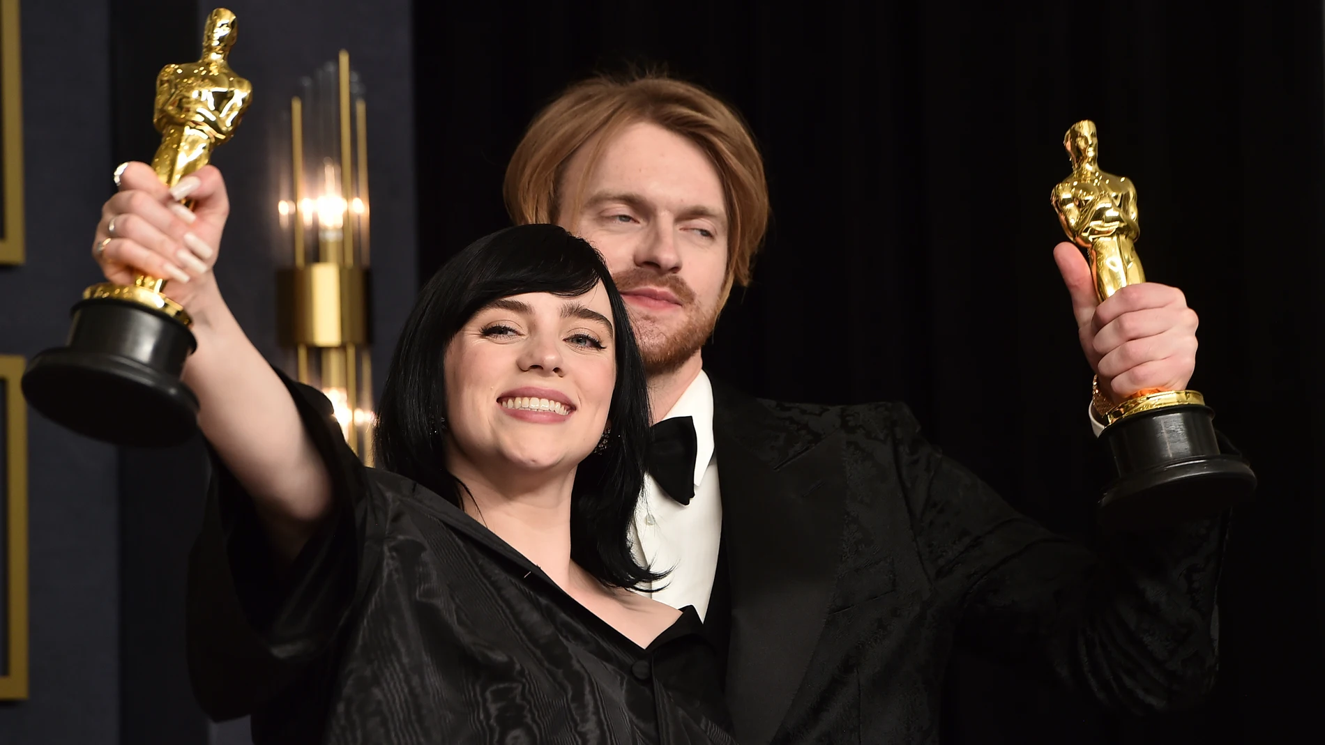 Billie Eilish y Finneas con el Oscar a Mejor canción por 'No time to die'