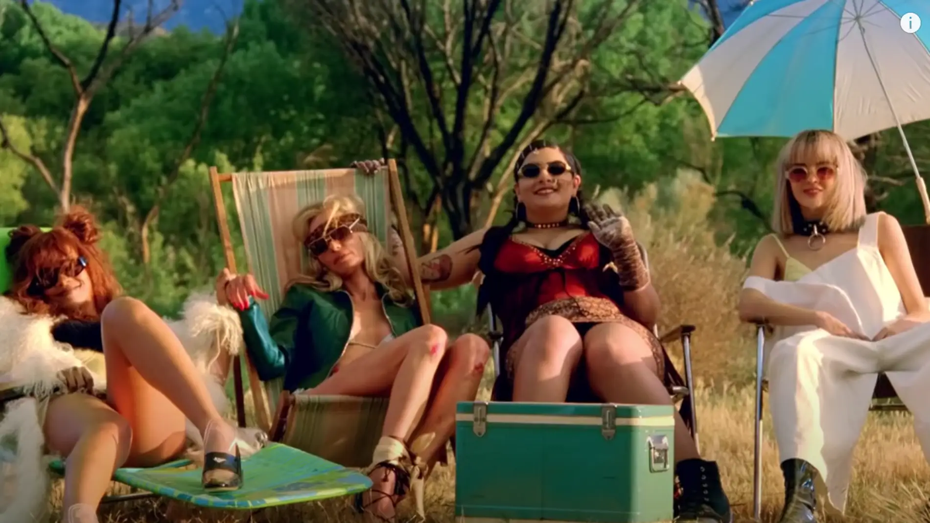 Sita Abellán (a la derecha de todo, de rubia) en el videoclip de 'Bitch Better Have My Money'