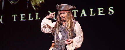 Johnny Depp interpretando a Jack Sparrow 