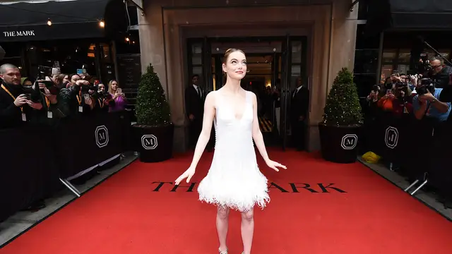 Emma Stone posando en la alfombra roja de la Gala MET