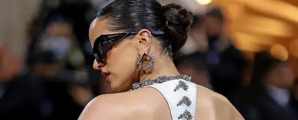 Espalda del vestido de Rosalía en la gala MET 2022. Espalda del vestido de Rosalía en la gala MET 2022.