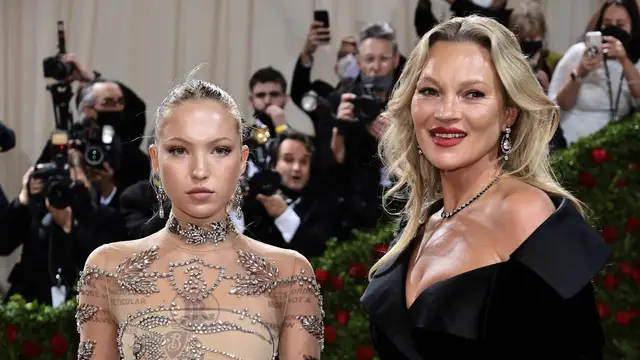 Lila Moss y Kate Moss en la gala MET