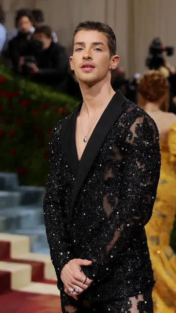 Otra imagen de Manu Ríos en la gala MET 2022
