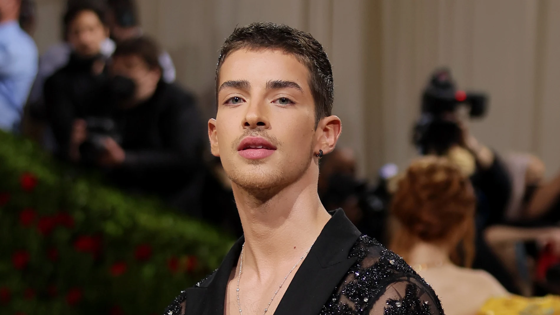 Otra imagen de Manu Ríos en la gala MET 2022 Otra imagen de Manu Ríos en la gala MET 2022