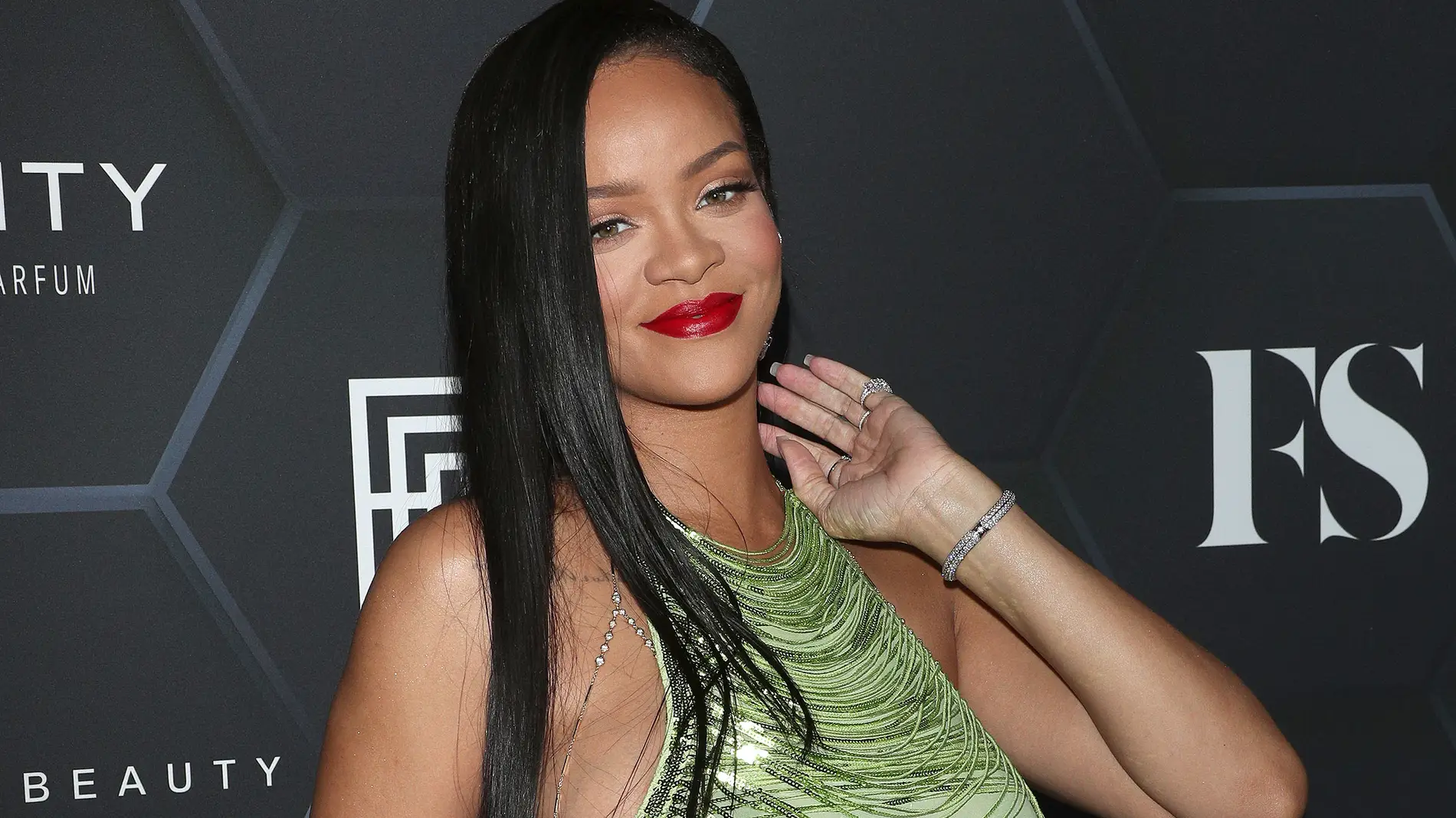 Rihanna lleva su marca 'Fenty Beauty' y 'Fenty Skin' a África