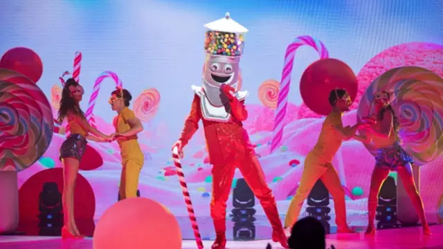 Arturo Valls sorprende en 'Mask Singer' en Uruguay bajo la máscara de la Máquina de Dulces