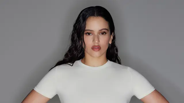 El espectacular posado de Rosalía para Skims