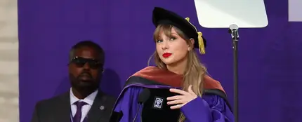 Con toga y birrete: así ha recibido Taylor Swift su Doctorado en Bellas Artes de la Universidad de Nueva York Con toga y birrete: así ha recibido Taylor Swift su Doctorado en Bellas Artes de la Universidad de Nueva York