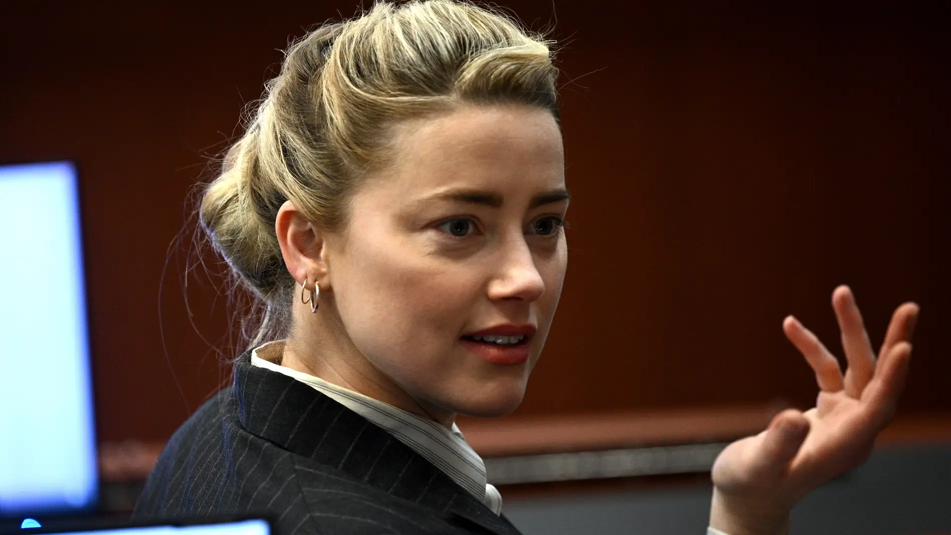 Amber Heard admite una mentira en el juicio, pero culpa a Johnny Depp