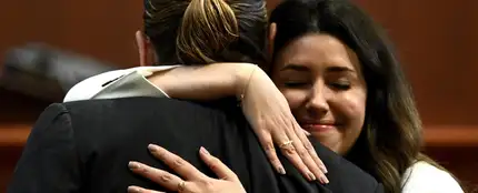 Camille Vasquez abraza a Johnny Depp durante el juicio con Amber Heard Camille Vasquez abraza a Johnny Depp durante el juicio con Amber Heard