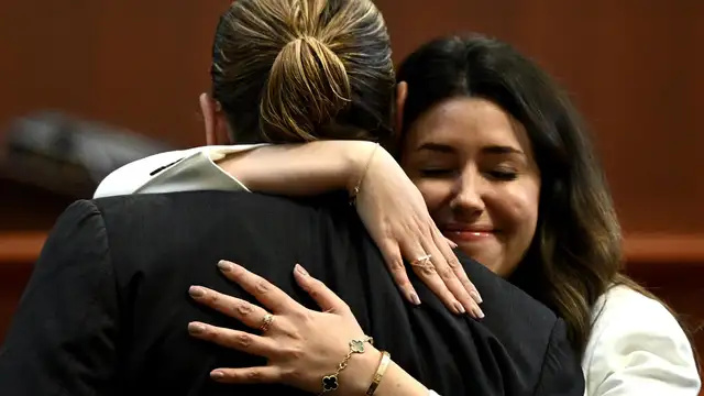Camille Vasquez abraza a Johnny Depp durante el juicio con Amber Heard