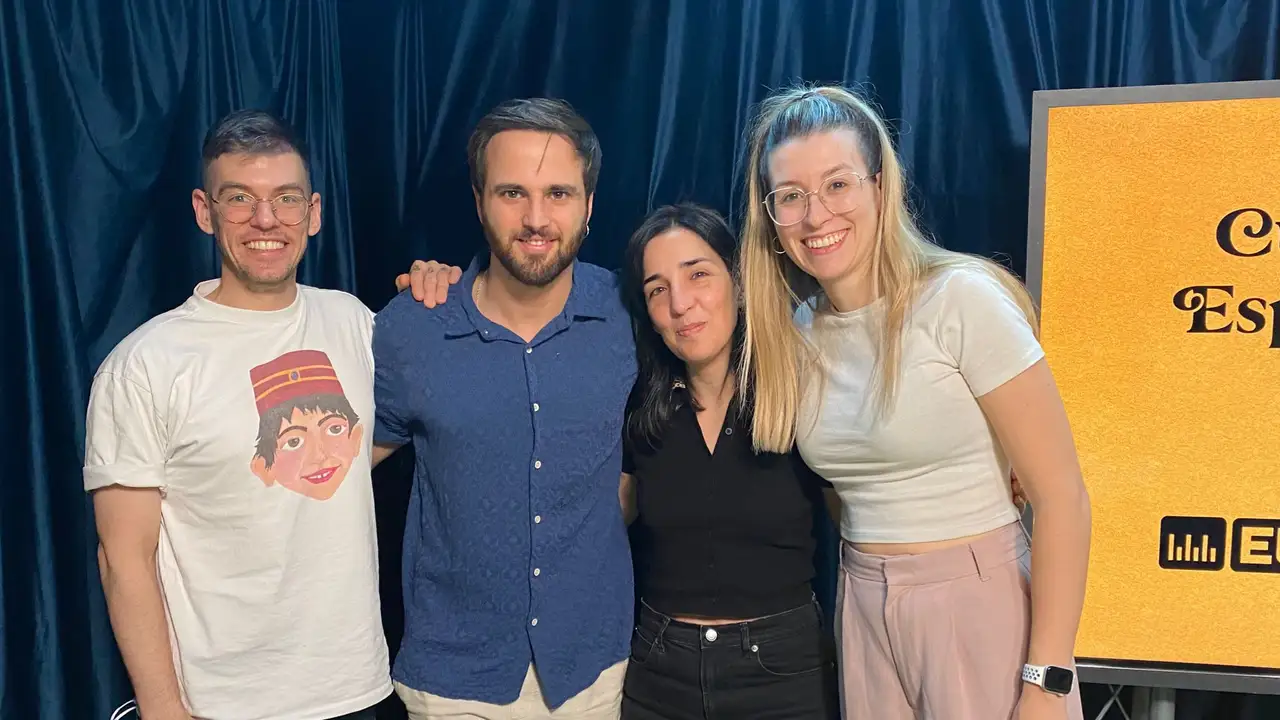 Alauda Ruiz de Azua, directora de Cinco Lobitos, visita Cuerpos especiales Alauda Ruiz de Azua, directora de Cinco Lobitos, visita Cuerpos especiales