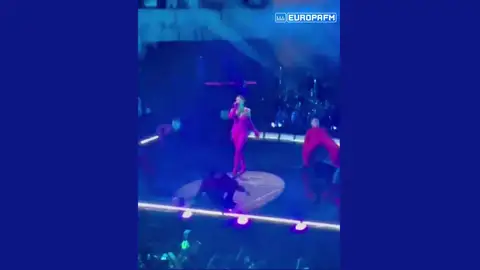 La caída de Dua Lipa en el concierto de Barcelona La caída de Dua Lipa en el concierto de Barcelona