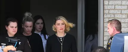 Amber Heard, en la puerta de los juzgados de Virginia. Amber Heard, en la puerta de los juzgados de Virginia.