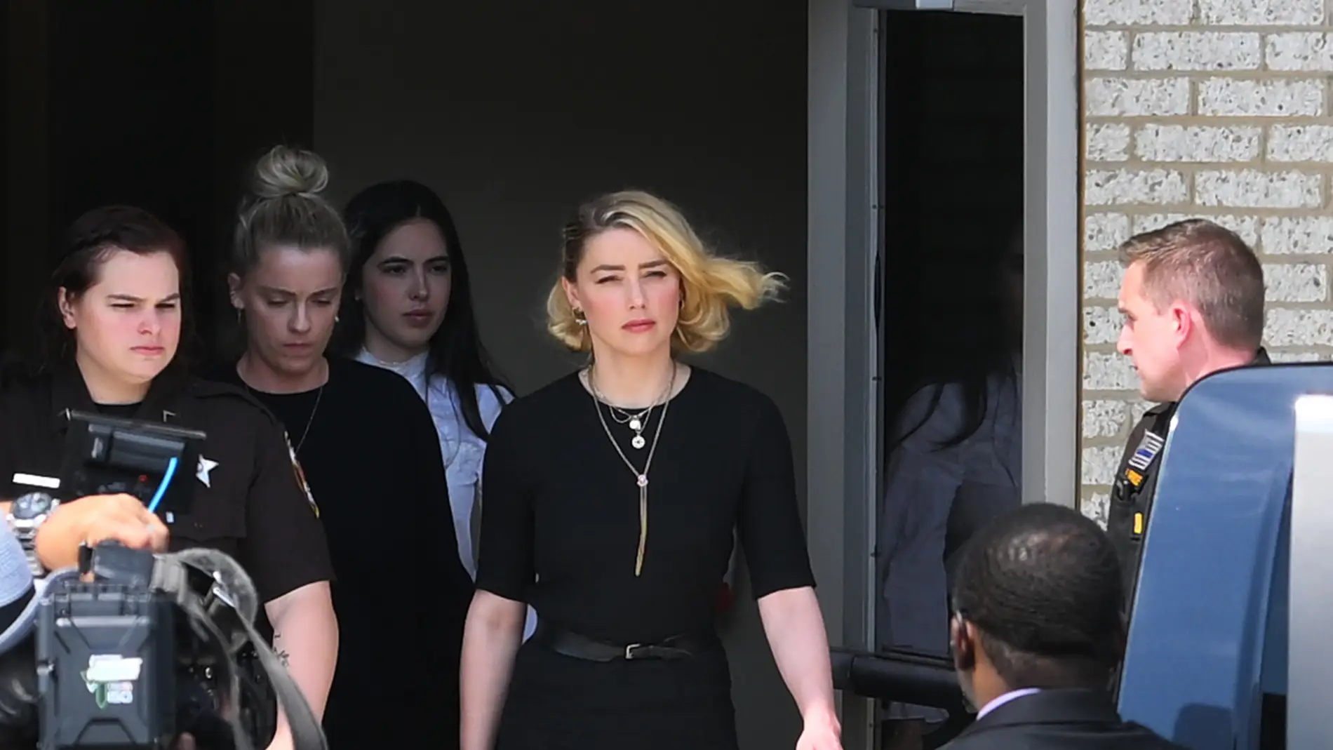 Amber Heard, en la puerta de los juzgados de Virginia.