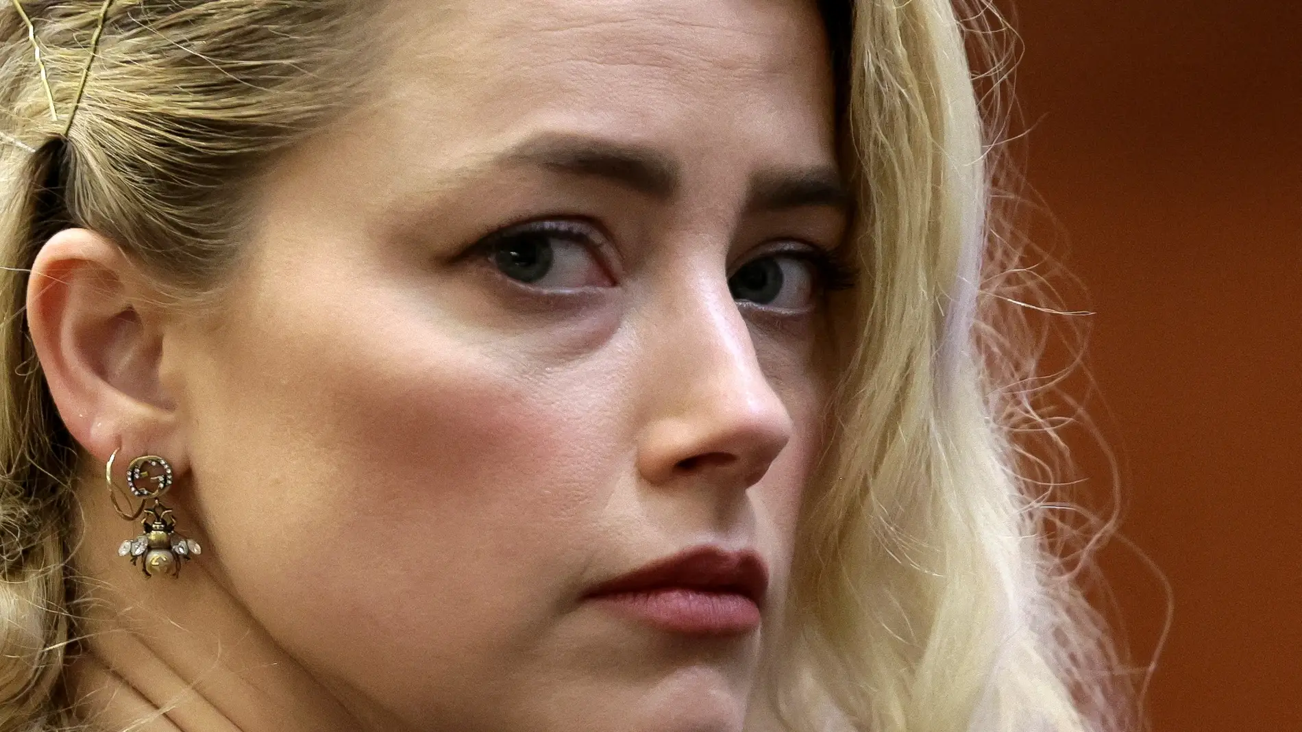 Amber Heard, mientras escuchaba el veredicto por su juicio contra Johnny Depp