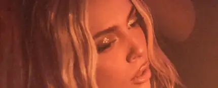 Ya está aquí 'Mezzanotte', la nueva canción de Ana Mena. Se trata de la versión en italiano de 'Las 12', uno de los temas que ya ha presentado en su gira de conciertos. Muchos de sus seguidores esperan que la cantante lance una versión en castellano de este nuevo tema Ya está aquí 'Mezzanotte', la nueva canción de Ana Mena. Se trata de la versión en italiano de 'Las 12', uno de los temas que ya ha presentado en su gira de conciertos. Muchos de sus seguidores esperan que la cantante lance una versión en castellano de este nuevo tema