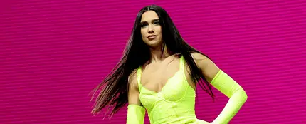 Dua Lipa rompe la maldición de la caída en su concierto en Madrid Dua Lipa rompe la maldición de la caída en su concierto en Madrid