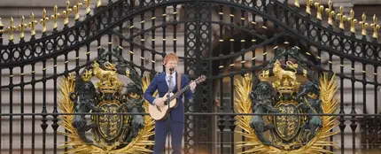 Ed Sheeran fue uno de los artistas que actuó en la celebración de los 70 años de la Reina Isabel II en el trono británico. Para la ocasión, eligió la balada romántica Perfect Ed Sheeran fue uno de los artistas que actuó en la celebración de los 70 años de la Reina Isabel II en el trono británico. Para la ocasión, eligió la balada romántica Perfect