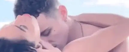 FKA twigs besa a Arón Piper en un vídeo de TikTok. FKA twigs besa a Arón Piper en un vídeo de TikTok.