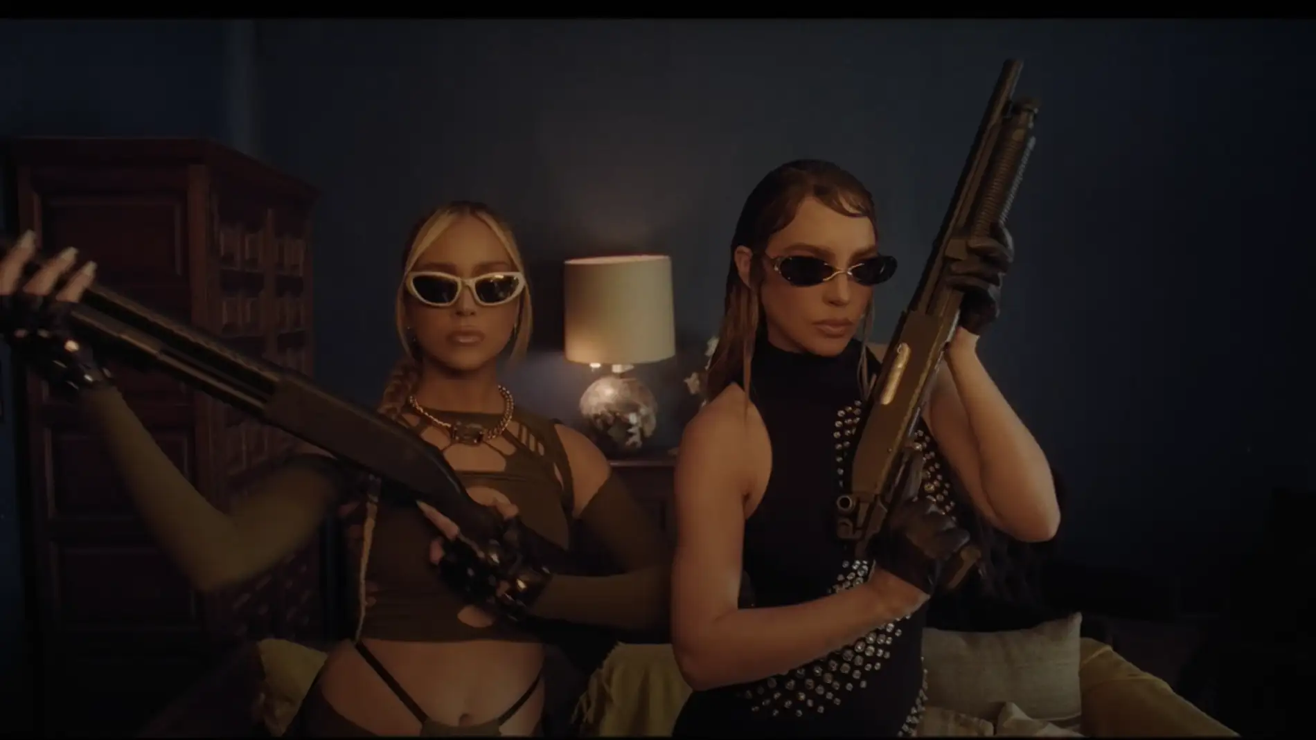 Ana Mena y Belinda estrenan 'Las 12' Ana Mena y Belinda estrenan 'Las 12'