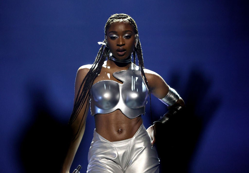 Los fans de Rihanna estallan contra Normani por colaborar con Chris Brown Los fans de Rihanna estallan contra Normani por colaborar con Chris Brown