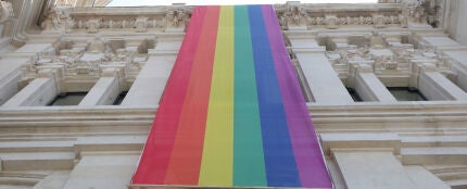 Bandera LGTBI en la parte izquierda de la fachada del Ayuntamiento de Madrid, durante el Orgullo de 2019 
