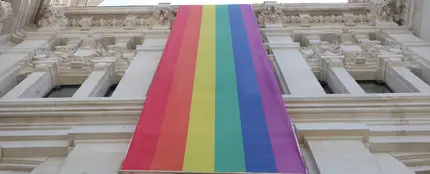 Bandera LGTBI en la parte izquierda de la fachada del Ayuntamiento de Madrid, durante el Orgullo de 2019 Bandera LGTBI en la parte izquierda de la fachada del Ayuntamiento de Madrid, durante el Orgullo de 2019
