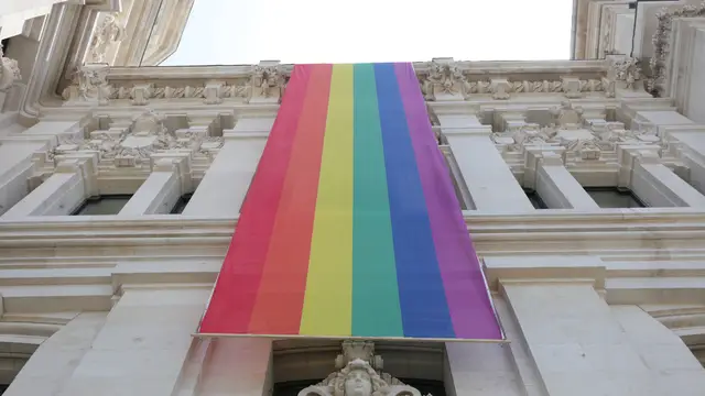 Bandera LGTBI en la parte izquierda de la fachada del Ayuntamiento de Madrid, durante el Orgullo de 2019