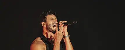Sebastián Yatra roba un beso a una fan durante su concierto Sebastián Yatra roba un beso a una fan durante su concierto