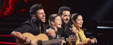 Luis Fonsi enamora cantando ‘Yo no me doy por vencido’ con David y Ana en ‘La Voz Kids’ 