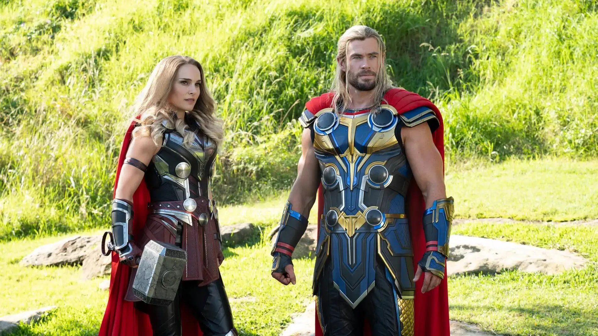Natalie Portman y Chris Hemsworth en una imagen promocional de 'Thor, love and thunder'